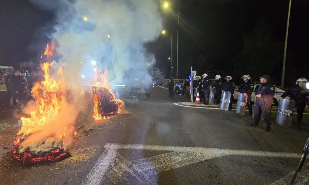 Πέταξαν μήλα, έκαψαν άχυρα και έκλεισαν δρόμους: Κλιμακώνονται οι αγροτικές κινητοποιήσεις στη Γυρτώνη (βίντεο)